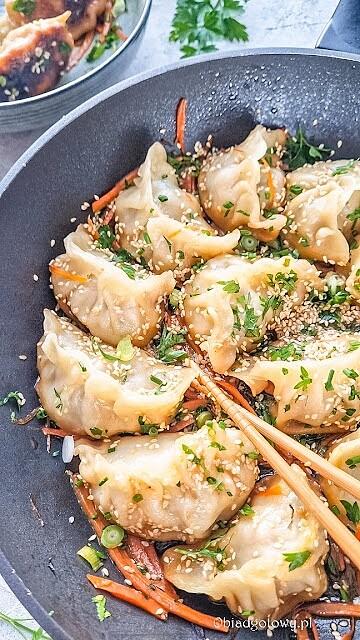 Gyoza z mięsem i kapustą – prosty japoński przepis na pierożki