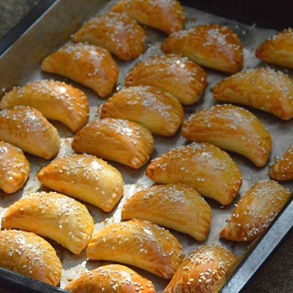 Mięciutkie pierożki krucho-drożdżowe z farszem z wędzonej metki