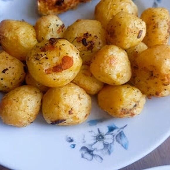 Ziemniaki pieczone w airfryer chrupiące z zewnątrz miękkie w środku