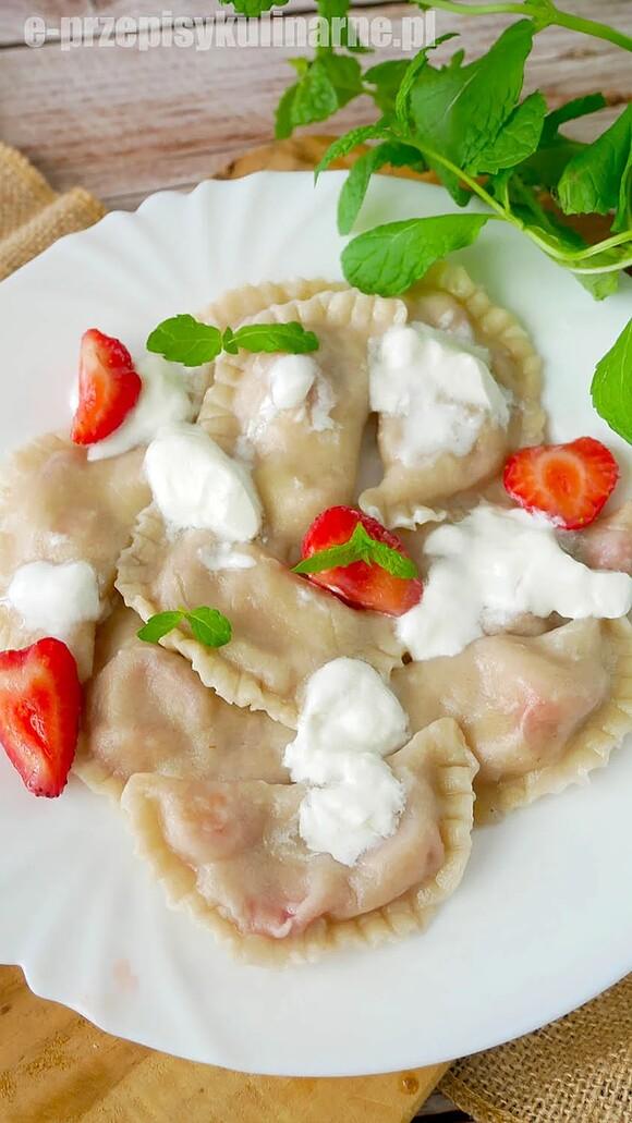 Pierogi z truskawkami - prosty letni obiad
