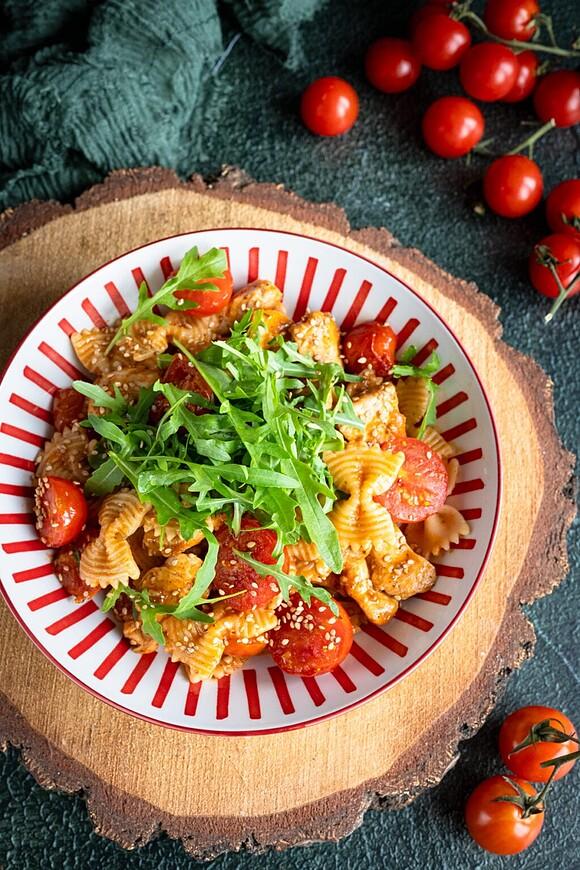 Makaron z kurczakiem pesto i karmelizowanymi pomidorkami