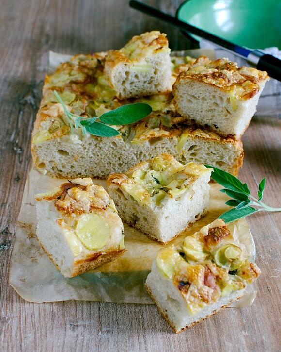 Focaccia z młodymi ziemniakami i serem Dziugas