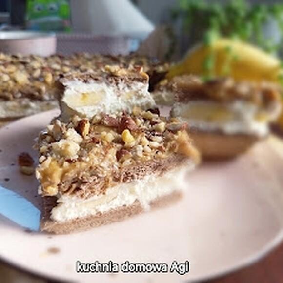 Ciasto bez pieczenia z mascarpone, śmietanką, bananami i truskawkami