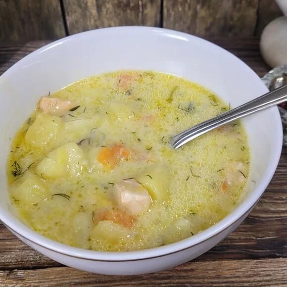 Zupa kurkowa z koperkiem i grzybami - przepis na aromatyczną zupę sezonową