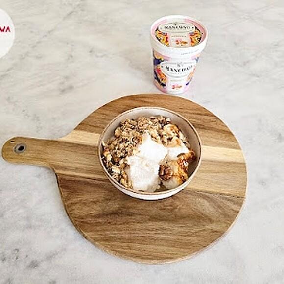Granola owsiana z orzechami włoskimi nerkowca i sorbetem migdałowym