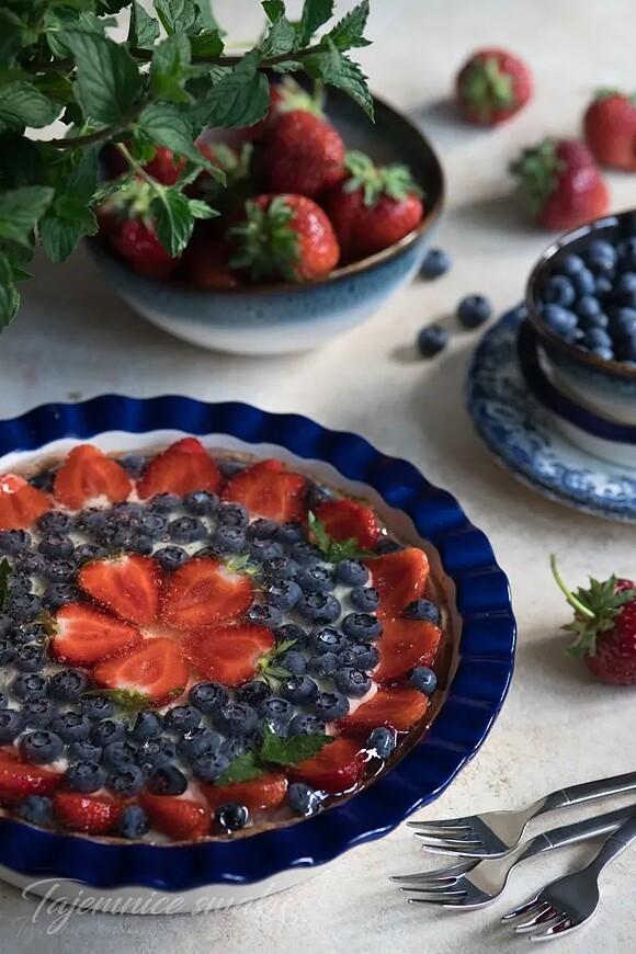 Tarta z kremem do karpatki, owocami i galaretką