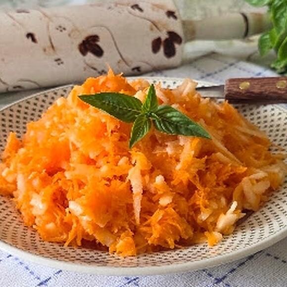 Surówka z marchewki i jabłka do obiadu