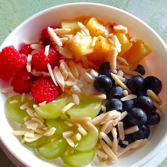 Bowl z serkiem wiejskim i owocami