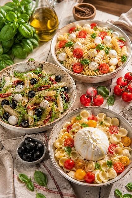 Sałatki makaronowe na lato z caprese, burratą i suszonymi pomidorami