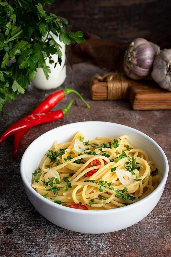Spaghetti aglio, olio e peperoncino - prosty i szybki makaron z czosnkiem i chili