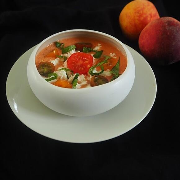 Gazpacho z pomidorami, brzoskwiniami, fetą i bazylia