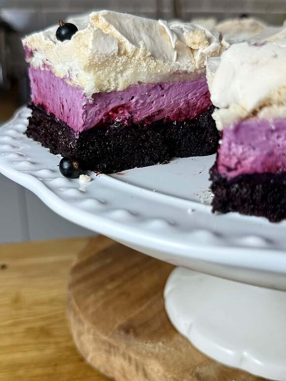 Ciasto Cassis z czarną porzeczką i bezą