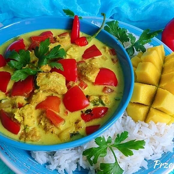 Kurczak curry z mango i papryką na mleku kokosowym