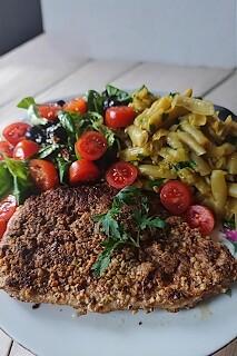 Dietetyczny kotlet schabowy w panierce orzechowej