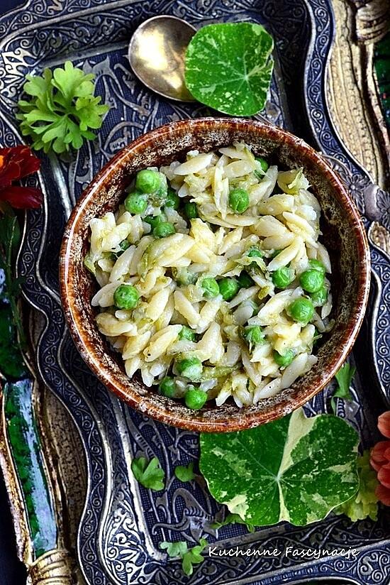 Makaron orzo z cukinią i groszkiem