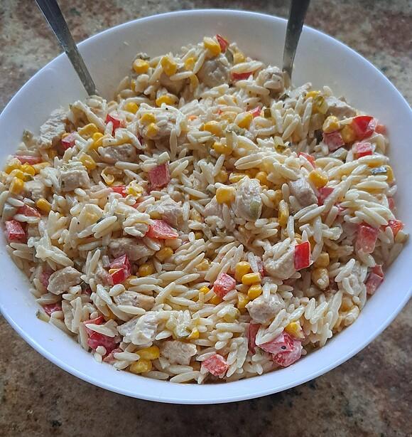 Sałatka z kurczakiem i makaronem orzo