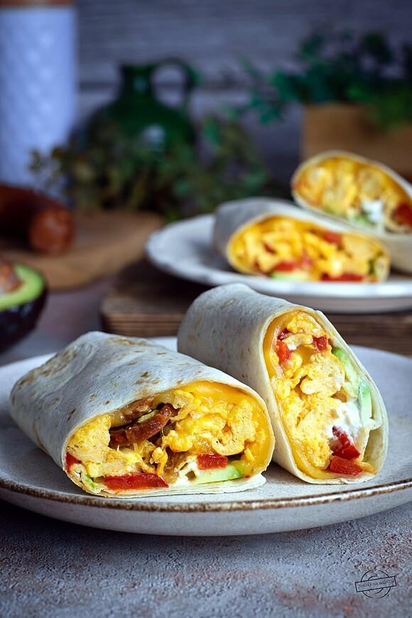 Tortilla z jajecznicą chorizo i pieczoną papryką