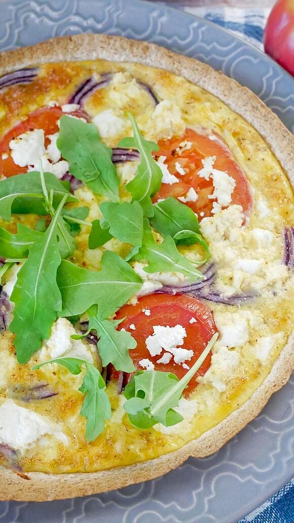 Tarta z tortilli z jajkiem i ricottą – szybkie śniadanie w 15 minut