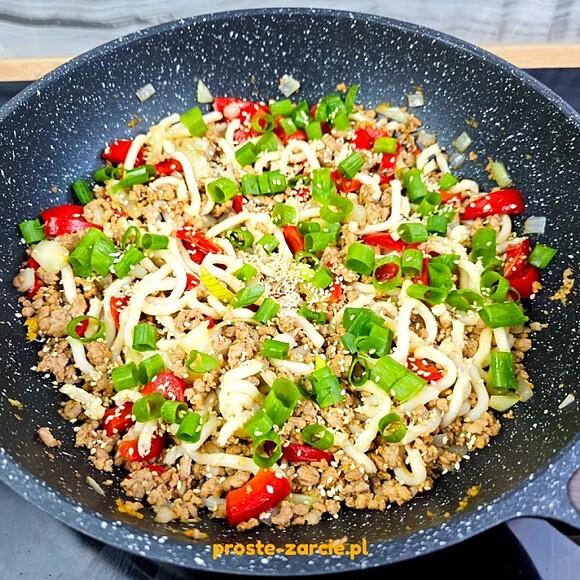 Makaron udon z wieprzowiną, papryką i sezamem