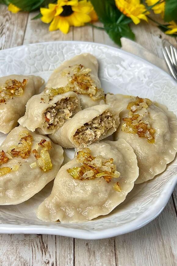 Pierogi z mięsem z rosołu i kiszoną kapustą