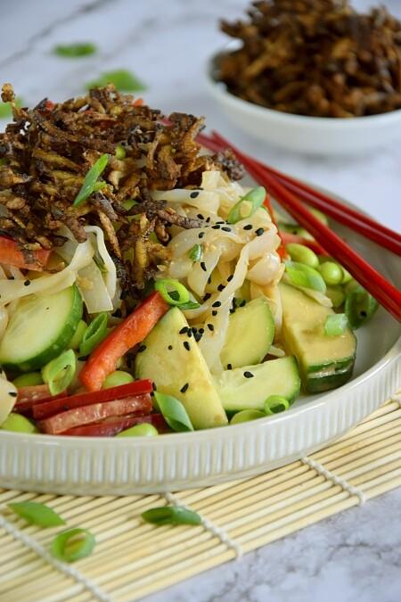 Azjatycka sałatka z makaronem edamame i chrupiącym tofu
