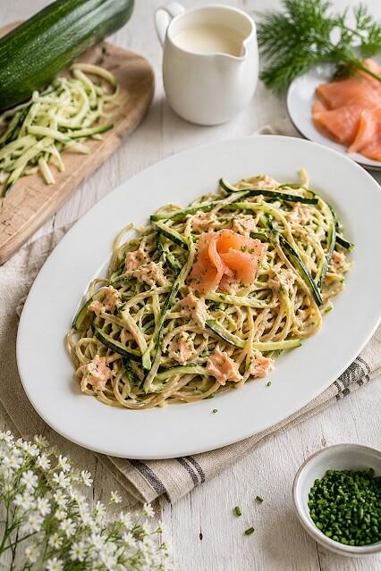 Makaron spaghetti z cukinią i łososiem w kremowym sosie
