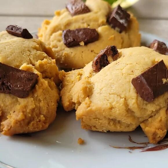 Ciasteczka z masłem orzechowym i czekoladą – prosty przepis na peanut butter cookies
