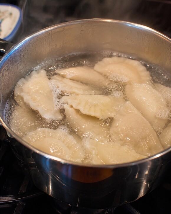 Pierogi rozklejają się podczas gotowania - 10 najczęstszych błędów