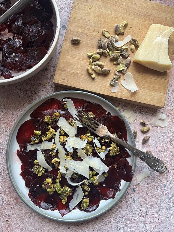 Carpaccio burakowe z pistacjową salsą