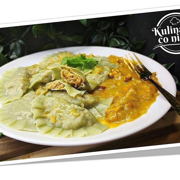 Pierogi z kurkami w cieście szpinakowym