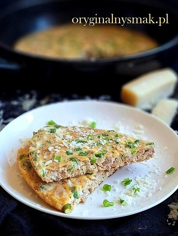 Omlet z tuńczykiem, szczypiorkiem i parmezanem