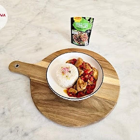 Kurczak teriyaki z papryką, cebulą dymką i ryżem biały