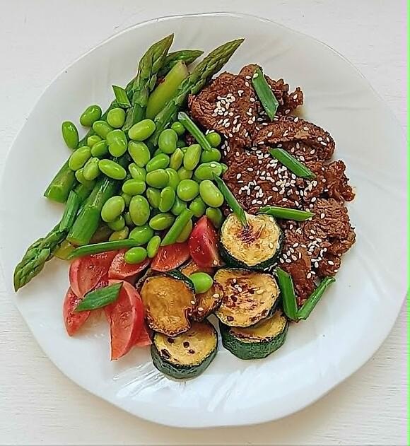 Bulgogi z polędwicy wołowej z grillowaną cukinią i edamame