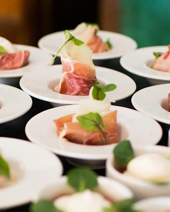 Finger food na przyjęcie firmowe: najlepsze propozycje menu